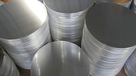 What are the performance characteristics of aluminum discs?